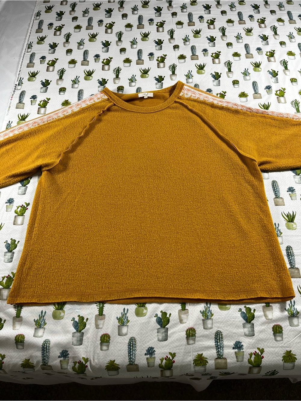 Easel Los Angeles Women’s size Large Mustard Sweater/LS Top